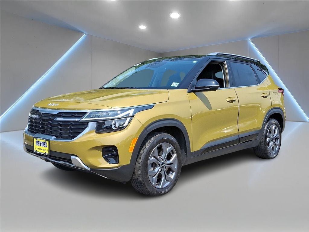 2024 Kia Seltos S in Valais Green/Black Roof — front three-quarter view